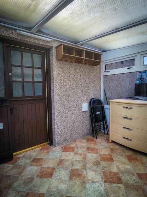 Central 2-Bedroom Bunglow With Double Sofa Bed Карнусти Экстерьер фото