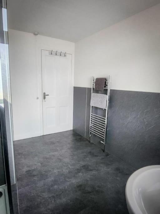 Central 2-Bedroom Bunglow With Double Sofa Bed Карнусти Экстерьер фото
